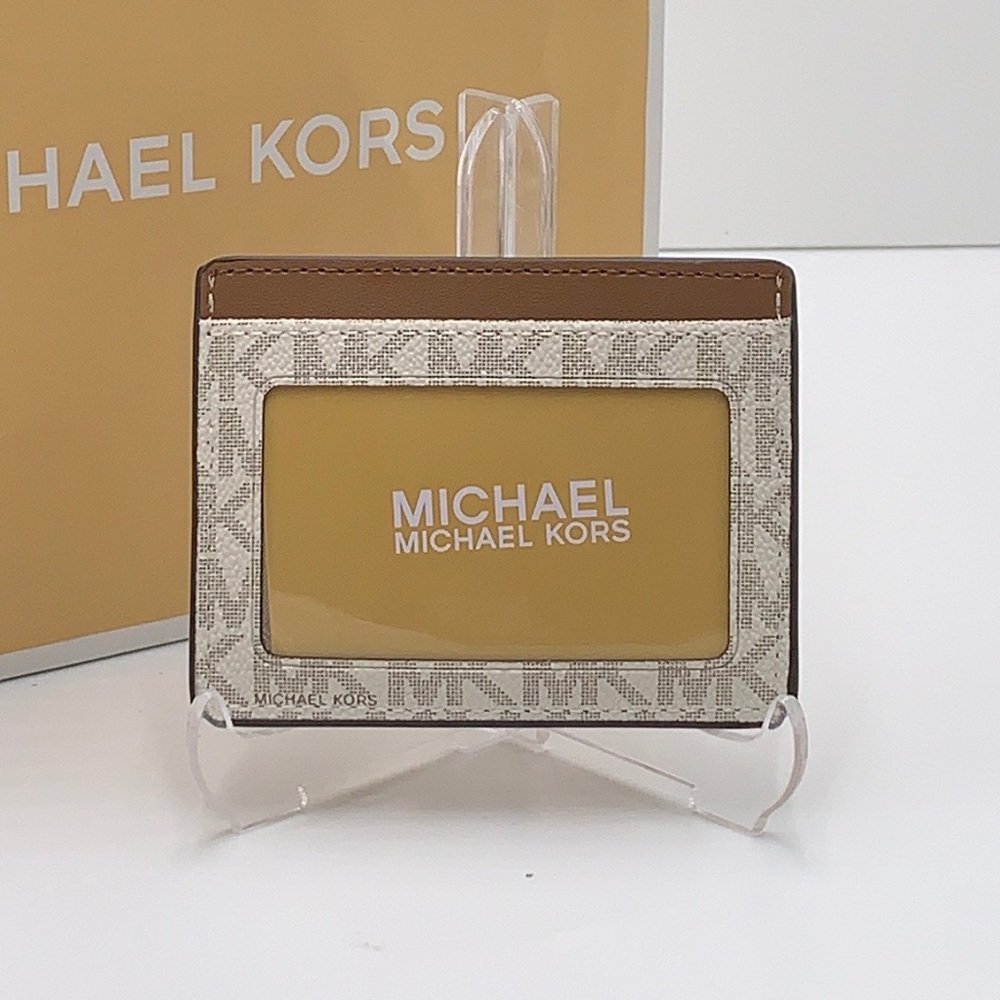 MICHAEL KORS
Leather Large Card Holder Case Wallet
Vanilla signature col… - Picture 3 of 10